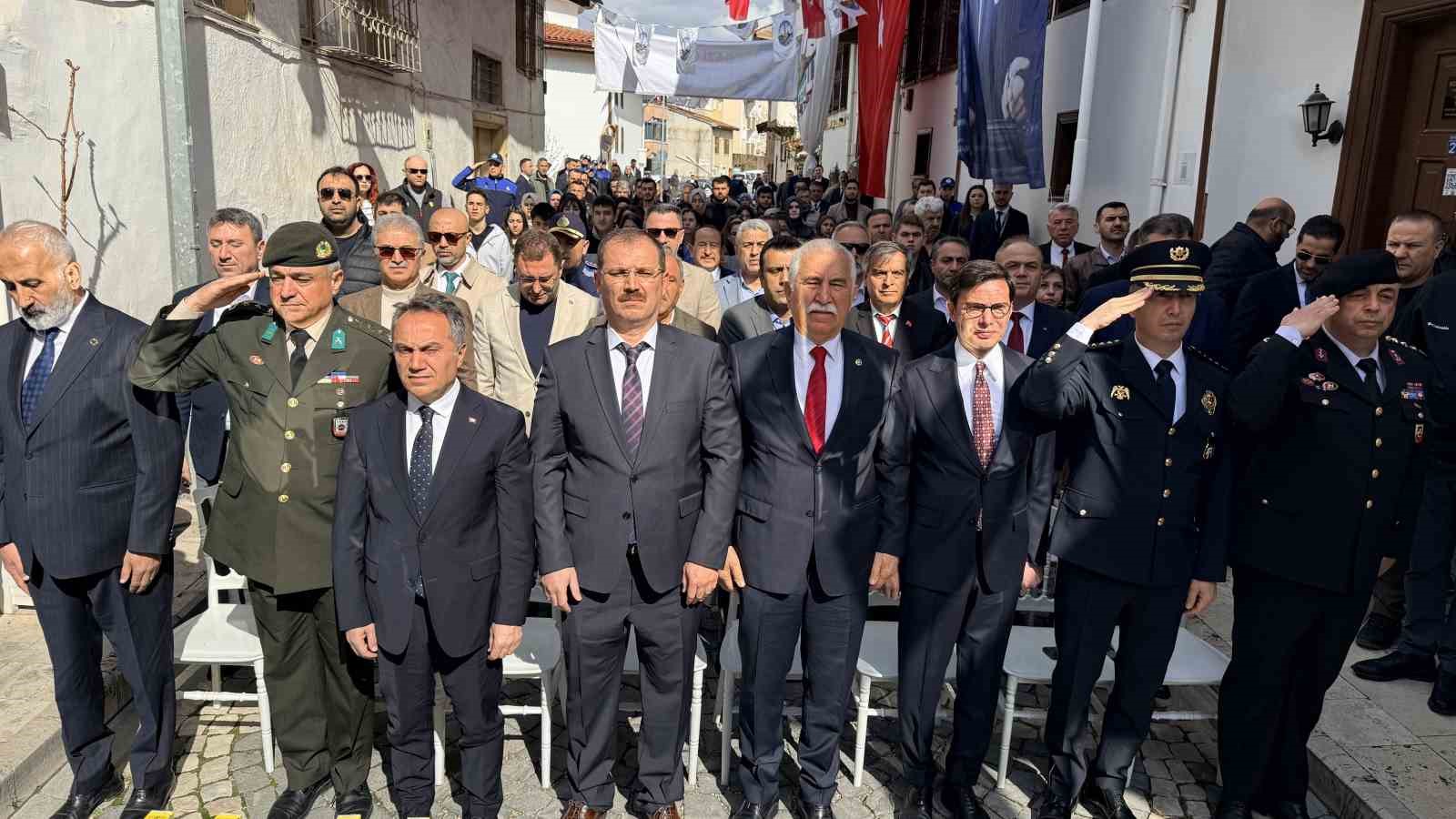 Plevne kahramanı Gazi Osman Paşa vefatının 126’ncı yılında unutulmadı
Plevne kahramanı Gazi Osman Paşa vefatının 126’ncı yılında unutulmadı