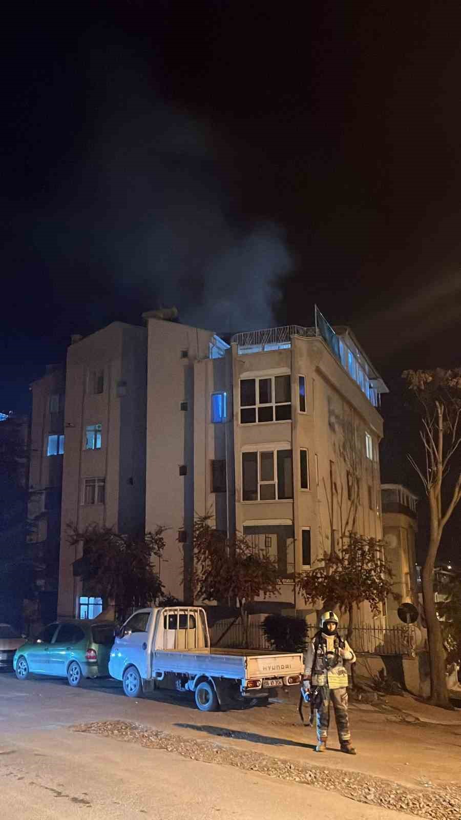 Polatlı’da gece yarısı çatı katı yangını paniğe neden oldu
