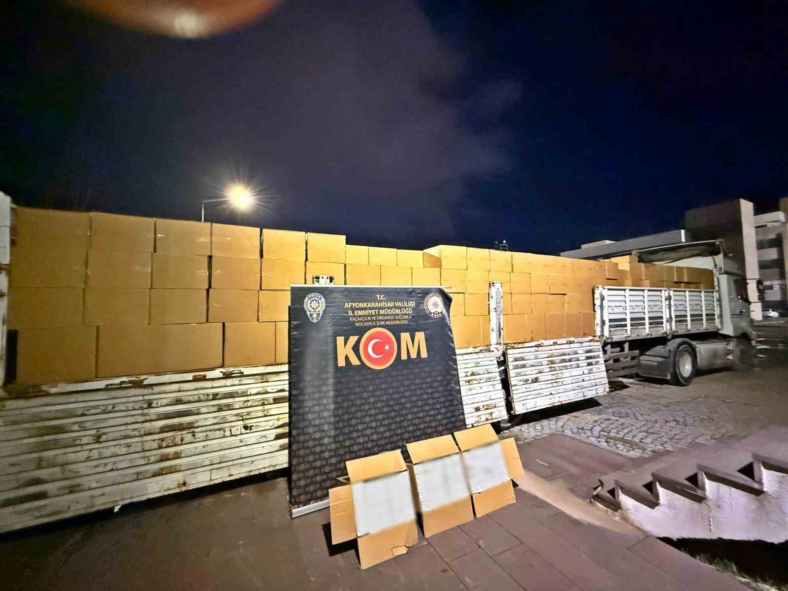 Polis 1 tır dolusu kaçak boş makaron ele geçirdi
