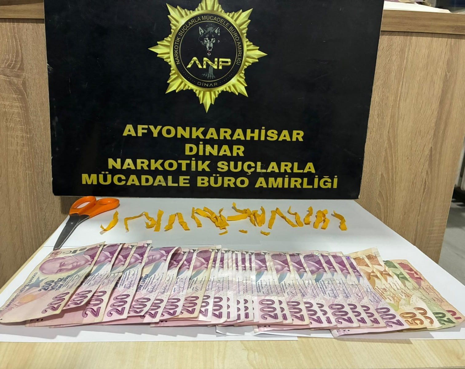 Polis 25 adet peçeteye emdirilmiş uyuşturucu madde ele geçirdi
