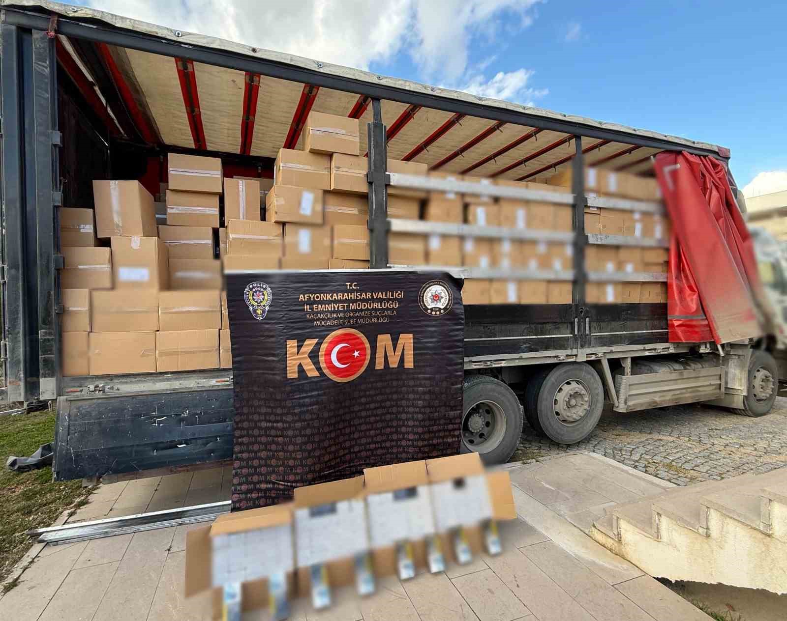 Polis 6 milyon 500 bin adet kaçak boş makaron ele geçirdi
