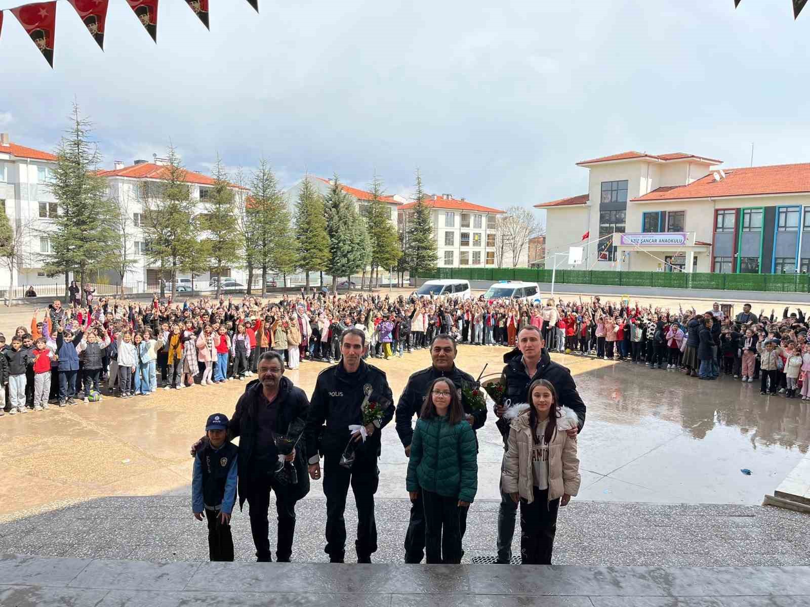 Polis abilerini çoşku ve sevinçle karşıladılar
