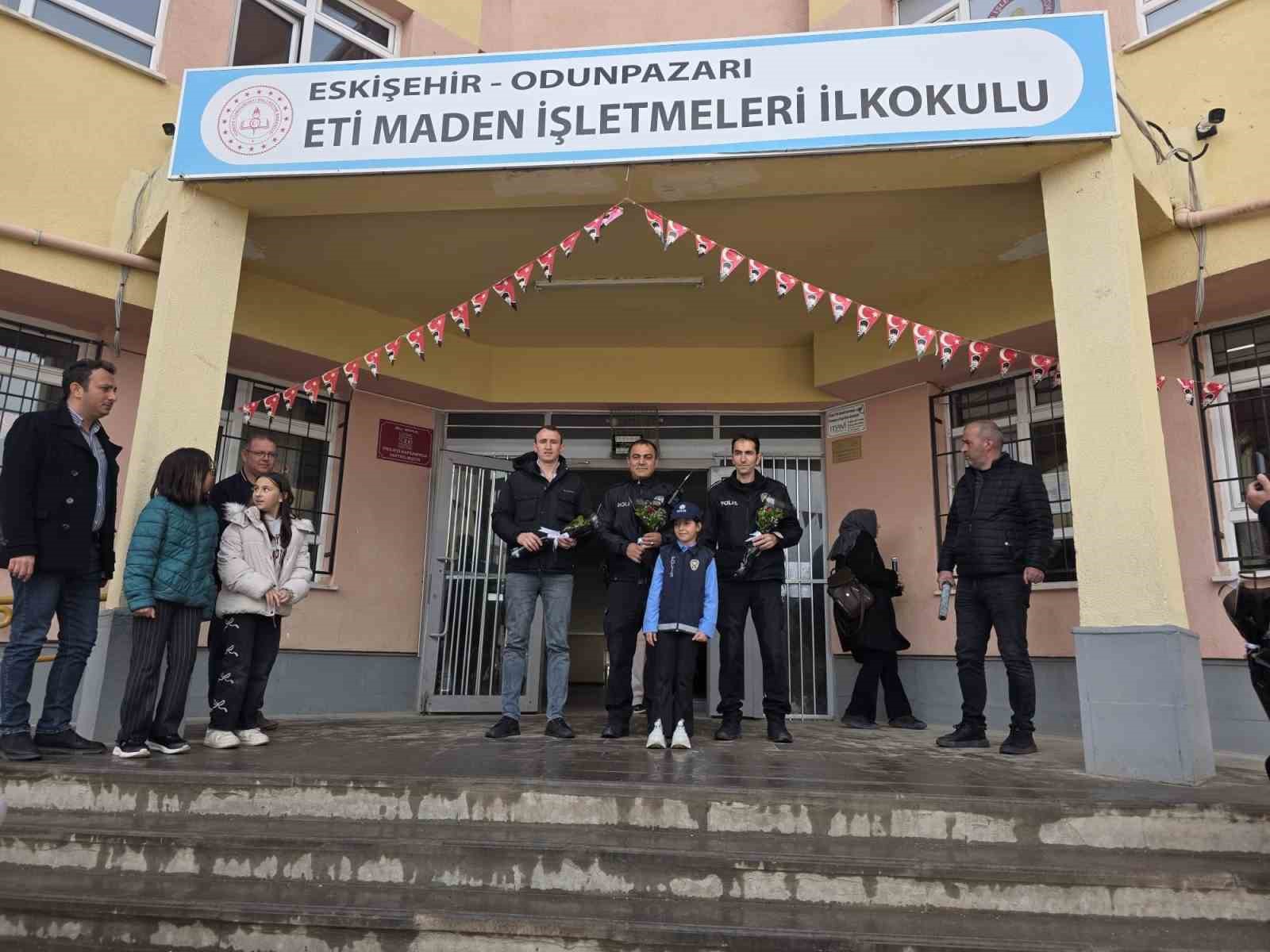 Polis abilerini çoşku ve sevinçle karşıladılar
