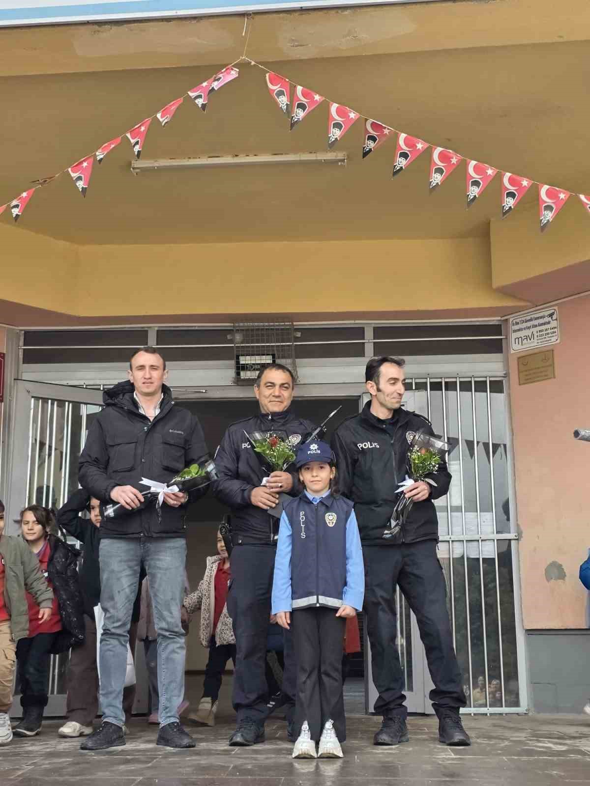 Polis abilerini çoşku ve sevinçle karşıladılar
