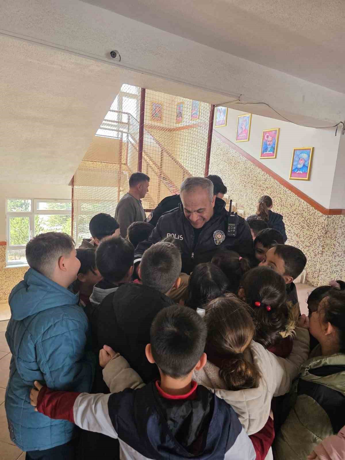 Polis abilerini çoşku ve sevinçle karşıladılar
