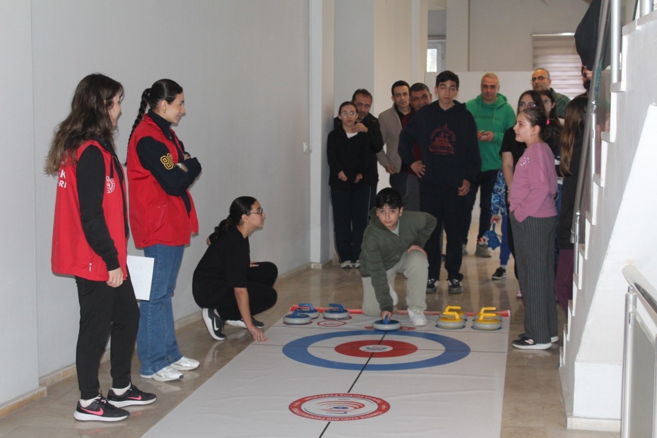 Polis çocukları floor curling turnuvasında yarıştı
