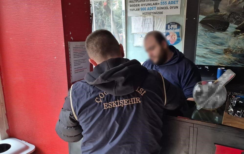 Polis denetimini ’internet kafe baskını’ diyerek çarpıttılar, olan esnafa oldu
Polis denetimini ’internet kafe baskını’ diyerek çarpıttılar, olan esnafa oldu