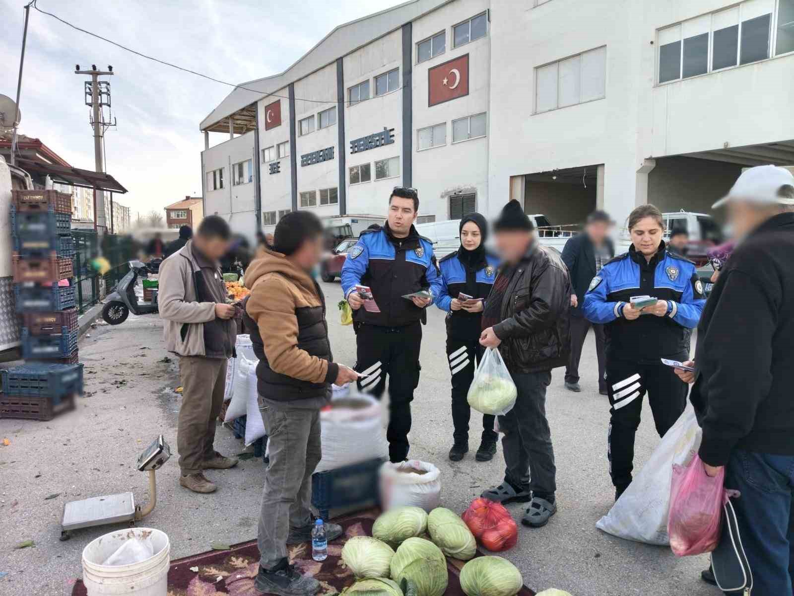 Polis dolandırıcılığa karşı vatandaşları broşür dağıtarak uyardı
