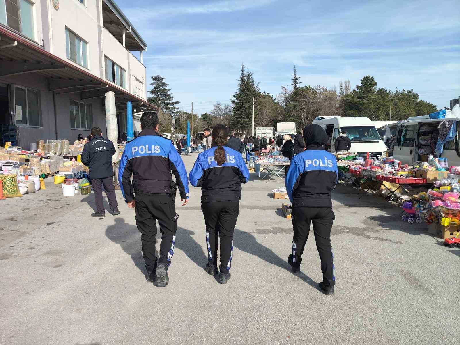 Polis dolandırıcılığa karşı vatandaşları broşür dağıtarak uyardı
