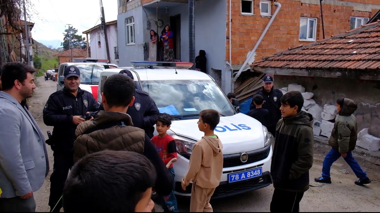 Polis ekipleri ihbarla gittikleri mahallede kutlamayla karşılandı
