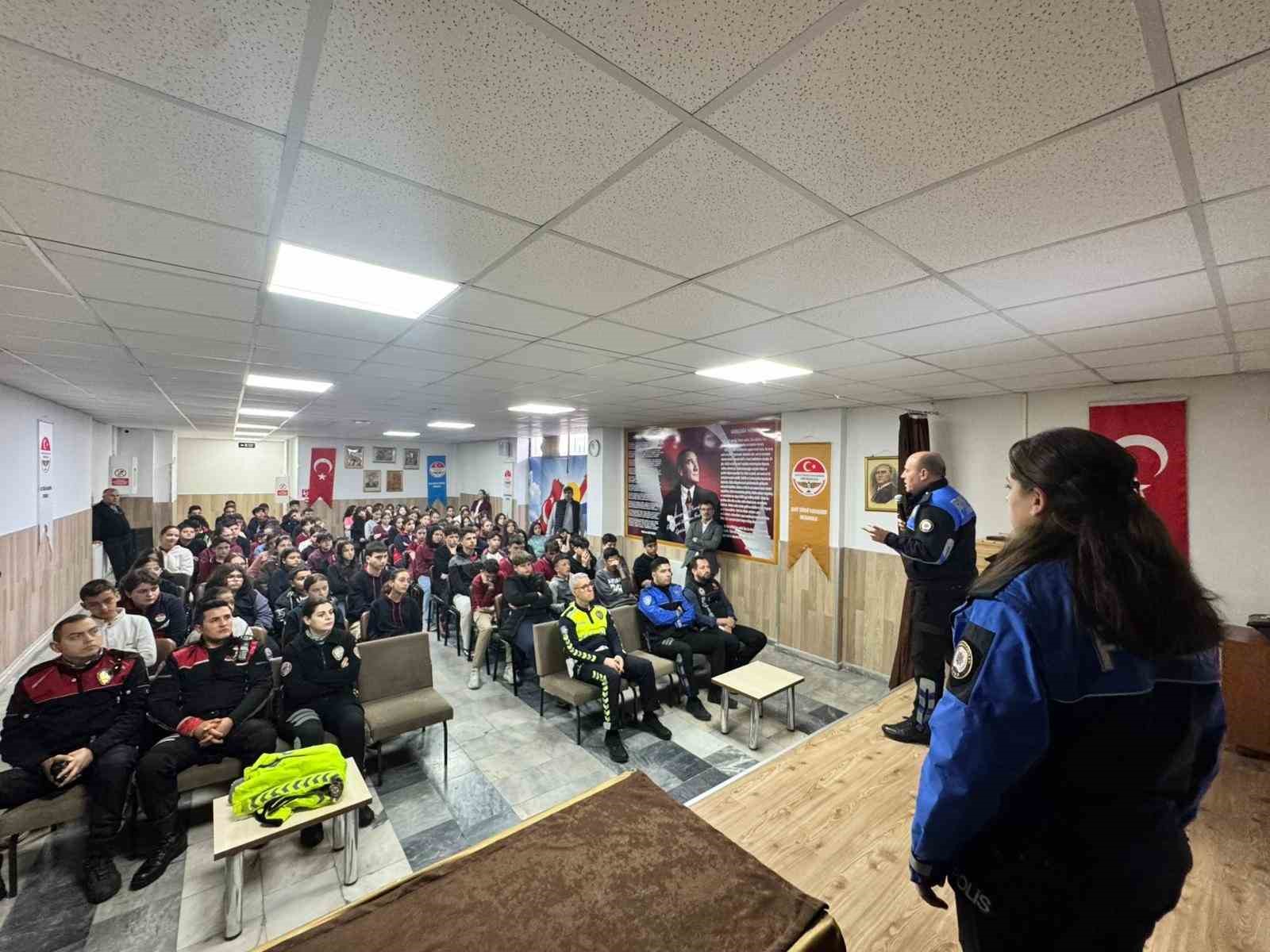 Polis ekiplerinden ortaokul öğrencilerine yönelik eğitim
