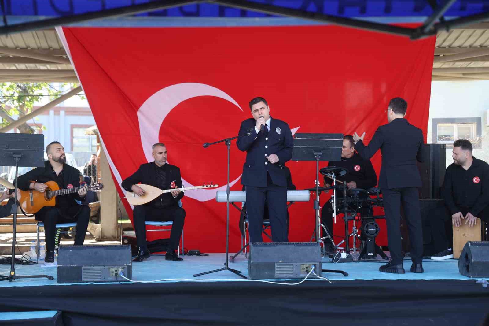 Polis Haftası etkinliğinde şarkı ve türkü söyleyen polisler, ünlü sanatçıları aratmadılar
