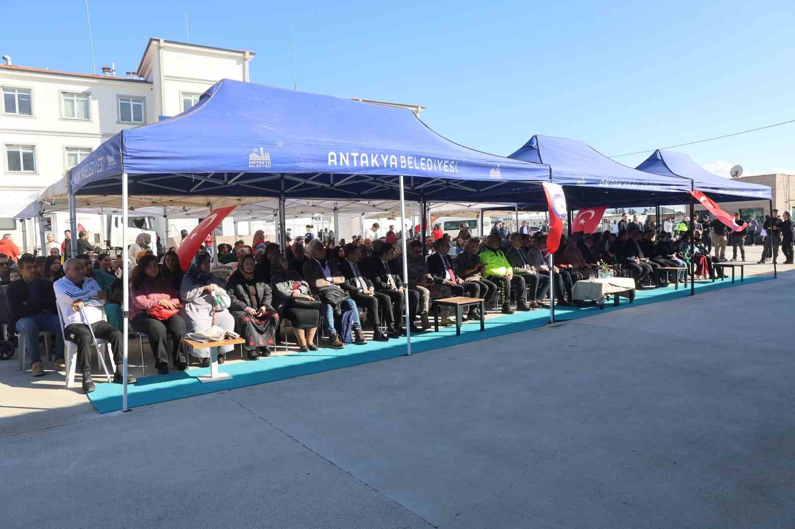 Polis Haftası etkinliğinde şarkı ve türkü söyleyen polisler, ünlü sanatçıları aratmadılar
