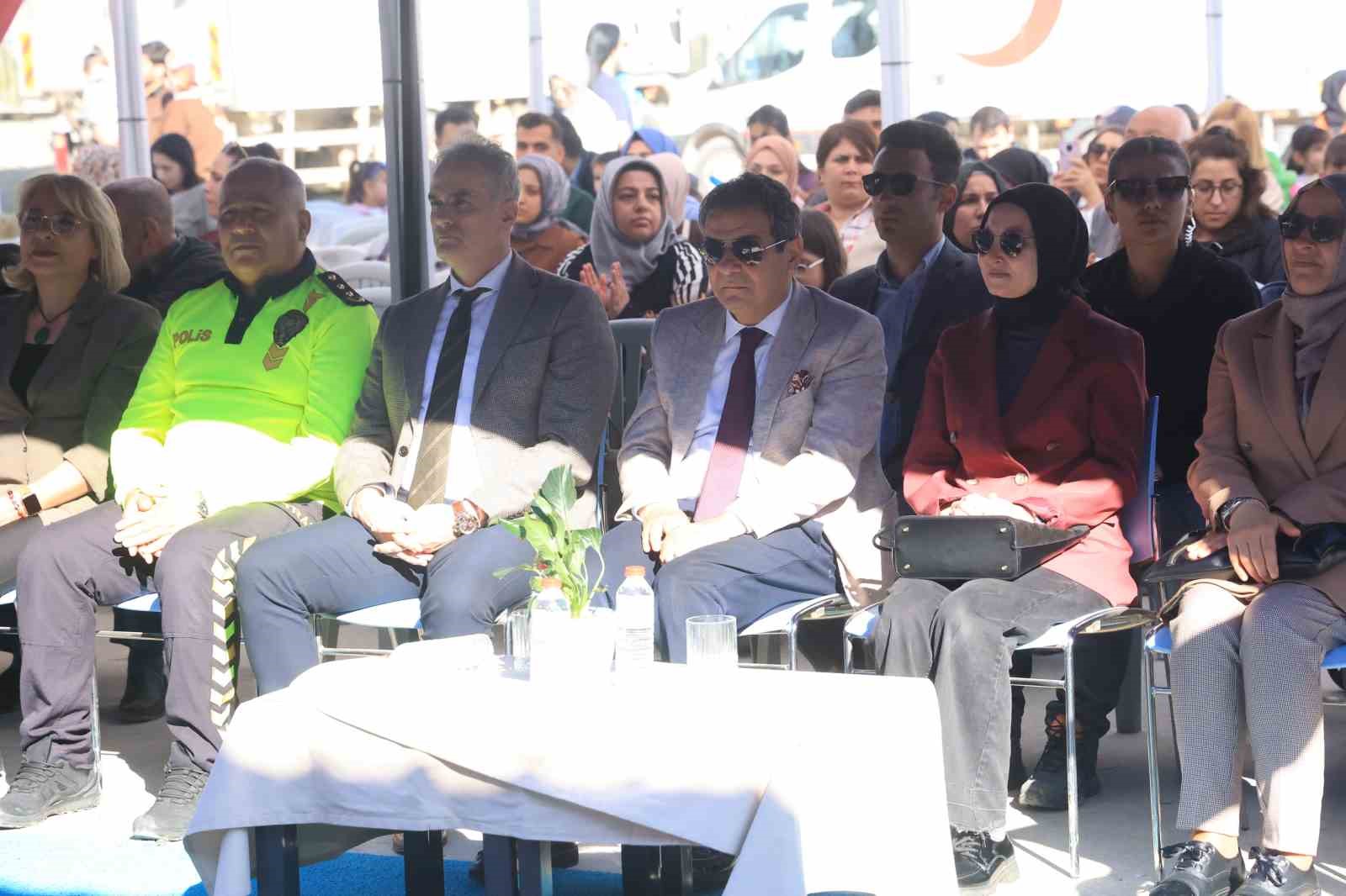 Polis Haftası etkinliğinde şarkı ve türkü söyleyen polisler, ünlü sanatçıları aratmadılar
