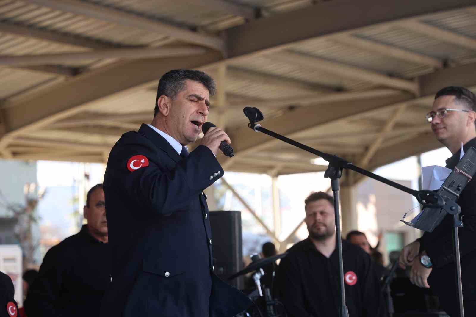 Polis Haftası etkinliğinde şarkı ve türkü söyleyen polisler, ünlü sanatçıları aratmadılar
