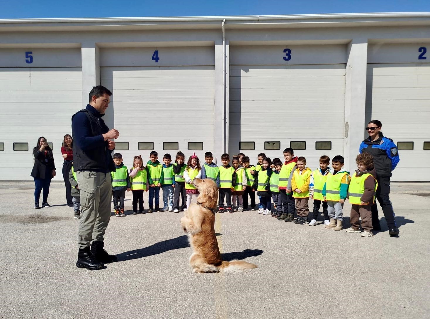 Polis haftasında 780 öğrenci emniyet birimlerini gezdi
