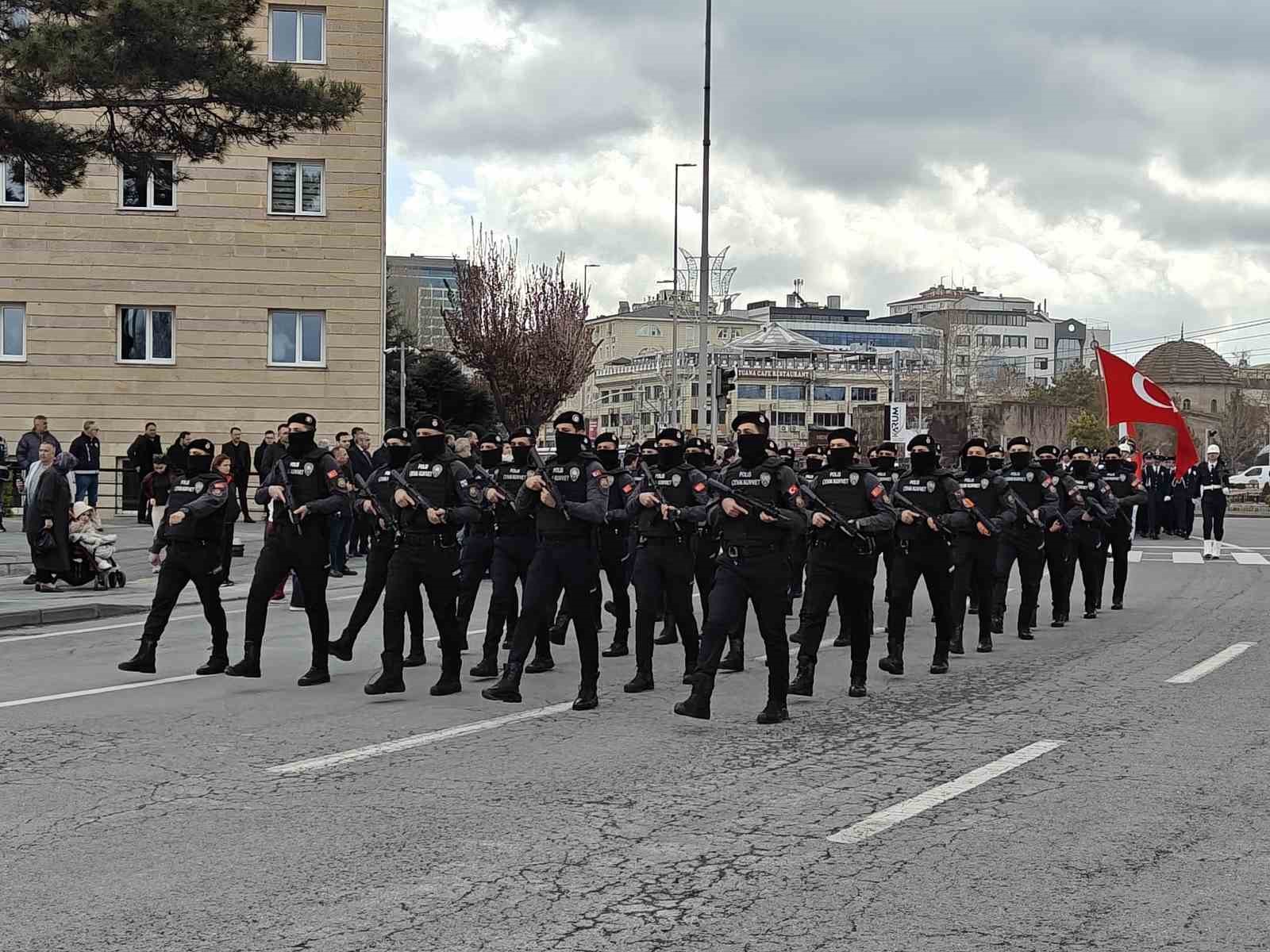 Polis haftasında Özel Harekat’tan nefes kesen gösteri
