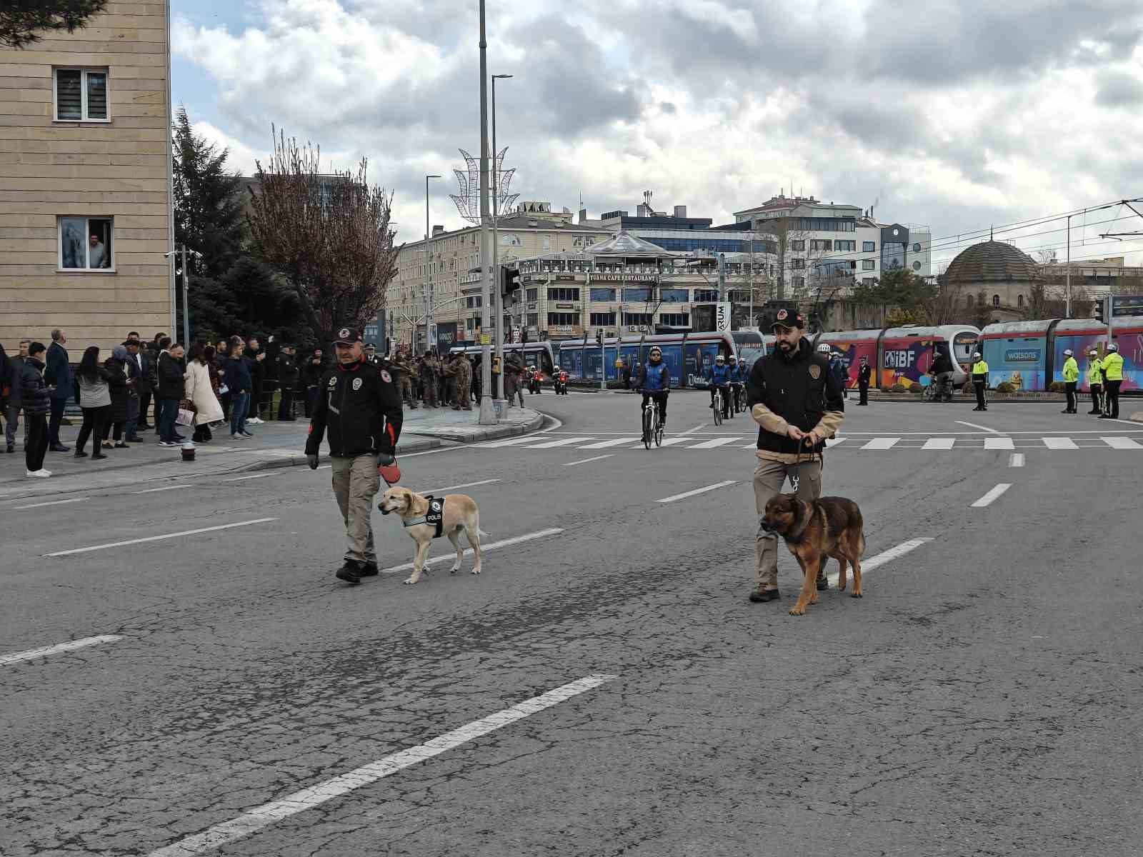 Polis haftasında Özel Harekat’tan nefes kesen gösteri
