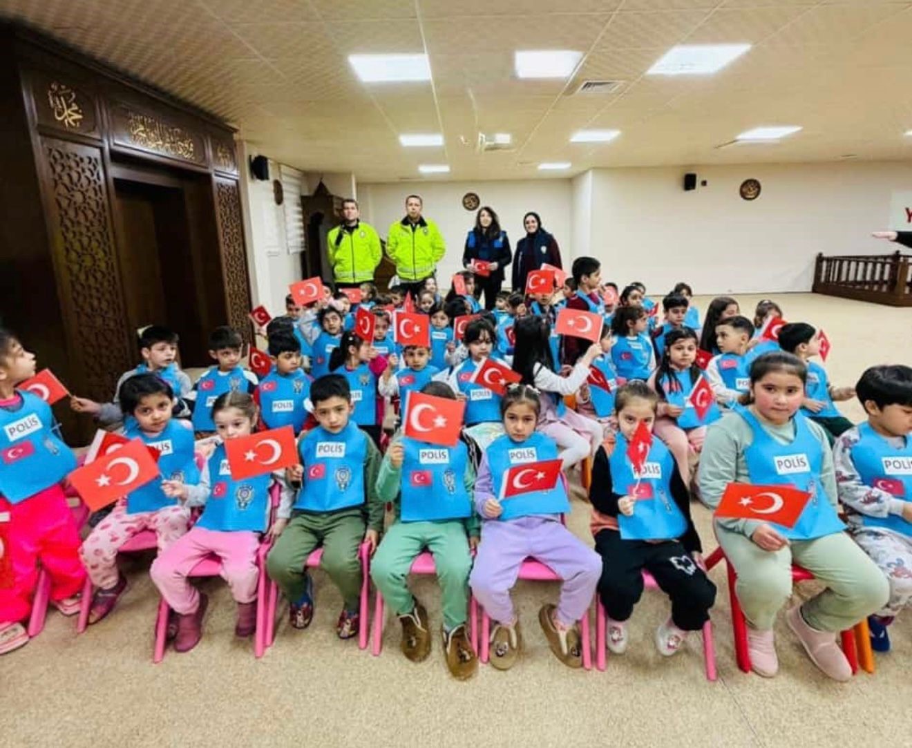 Polis Haftası’nda Patnos’ta miniklere anlamlı ziyaret
Polis Haftası’nda Patnos’ta miniklere anlamlı ziyaret