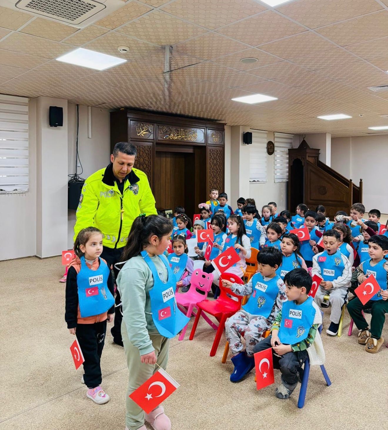 Polis Haftası’nda Patnos’ta miniklere anlamlı ziyaret
Polis Haftası’nda Patnos’ta miniklere anlamlı ziyaret