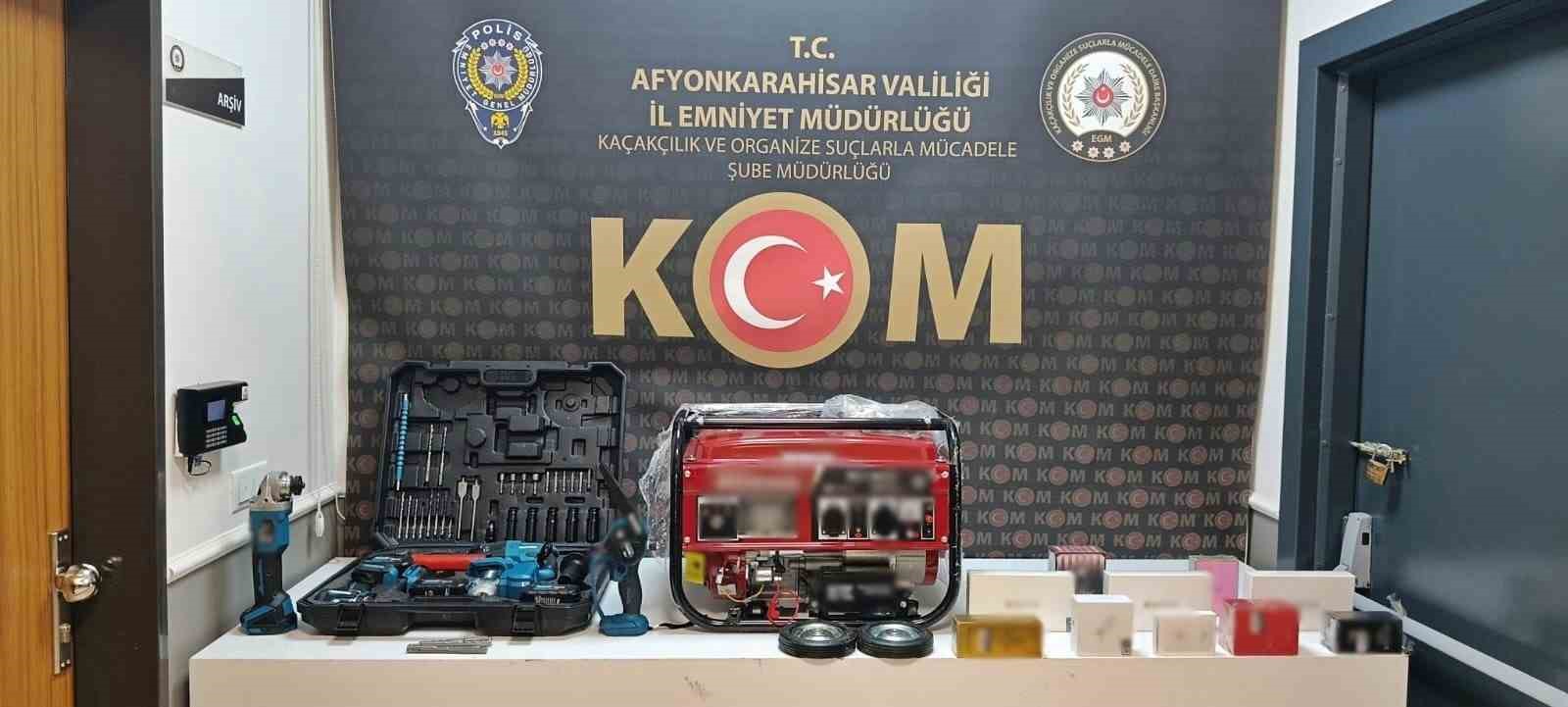 Polis kaçak parfüm ve elektronik malzeme ele geçirdi
