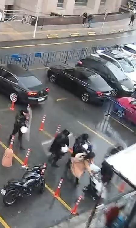 Polis kalkanı, bebeği ve annesini fırtınadan korudu

