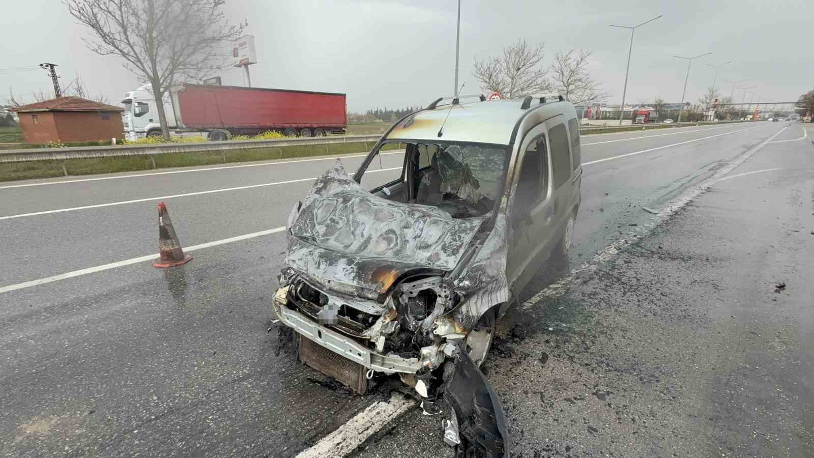 Polis kontrol noktasına metreler kala faciadan dönüldü, yanan araçtan sürücü son anda kurtarıldı
