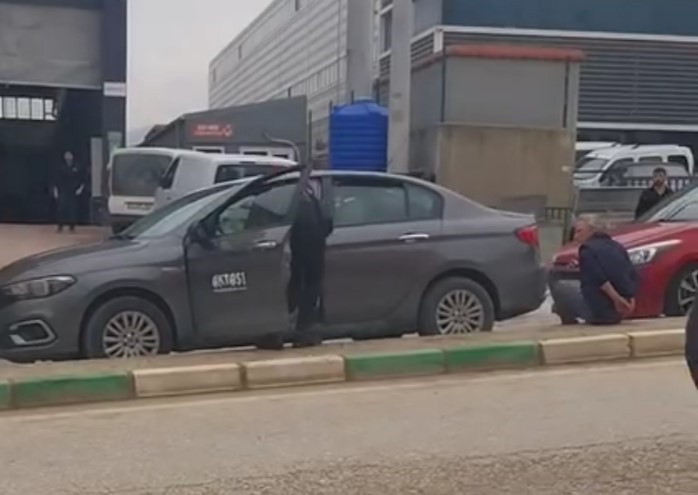 Polis kovalamacasında film gibi anlar: Şüpheli araç kamyon şoförünün hamlesiyle durduruldu
