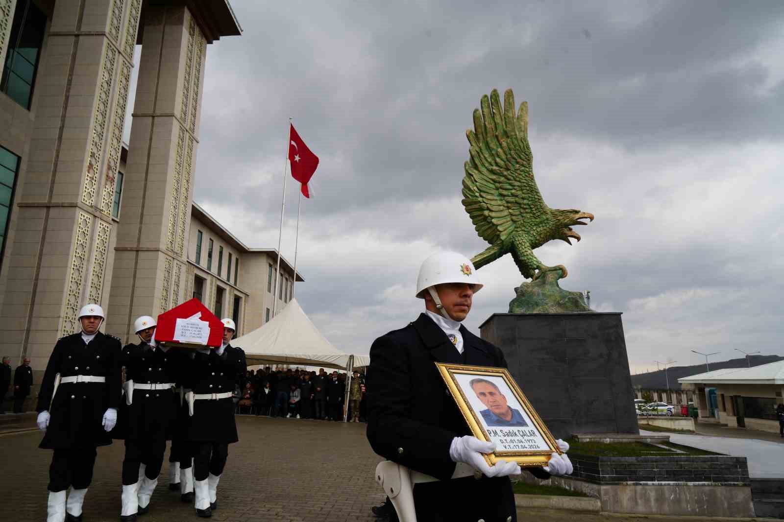 Polis memuru dualarla uğurlandı
