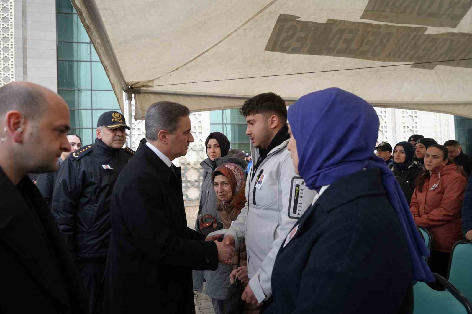 Polis memuru dualarla uğurlandı
