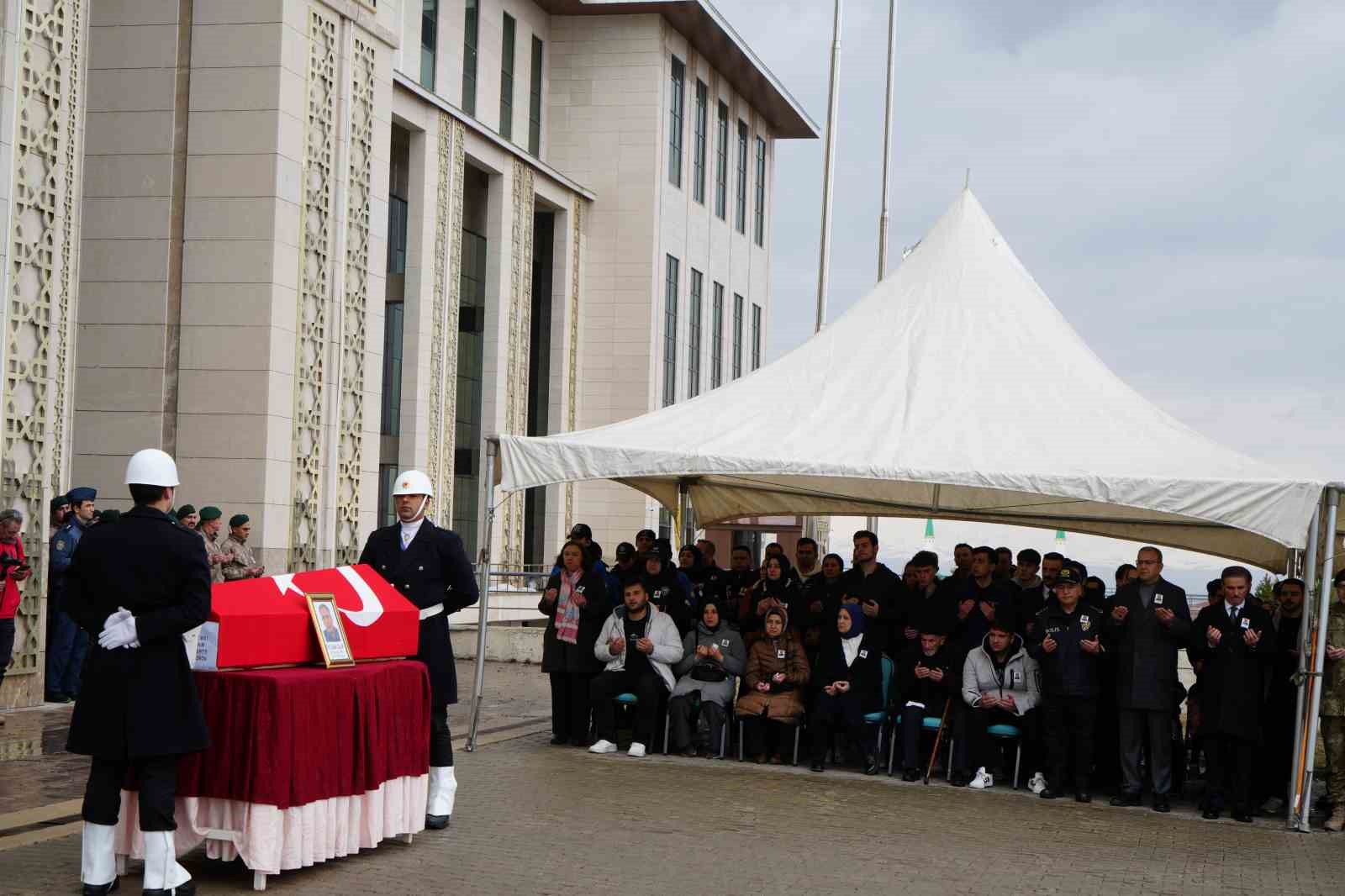 Polis memuru dualarla uğurlandı
