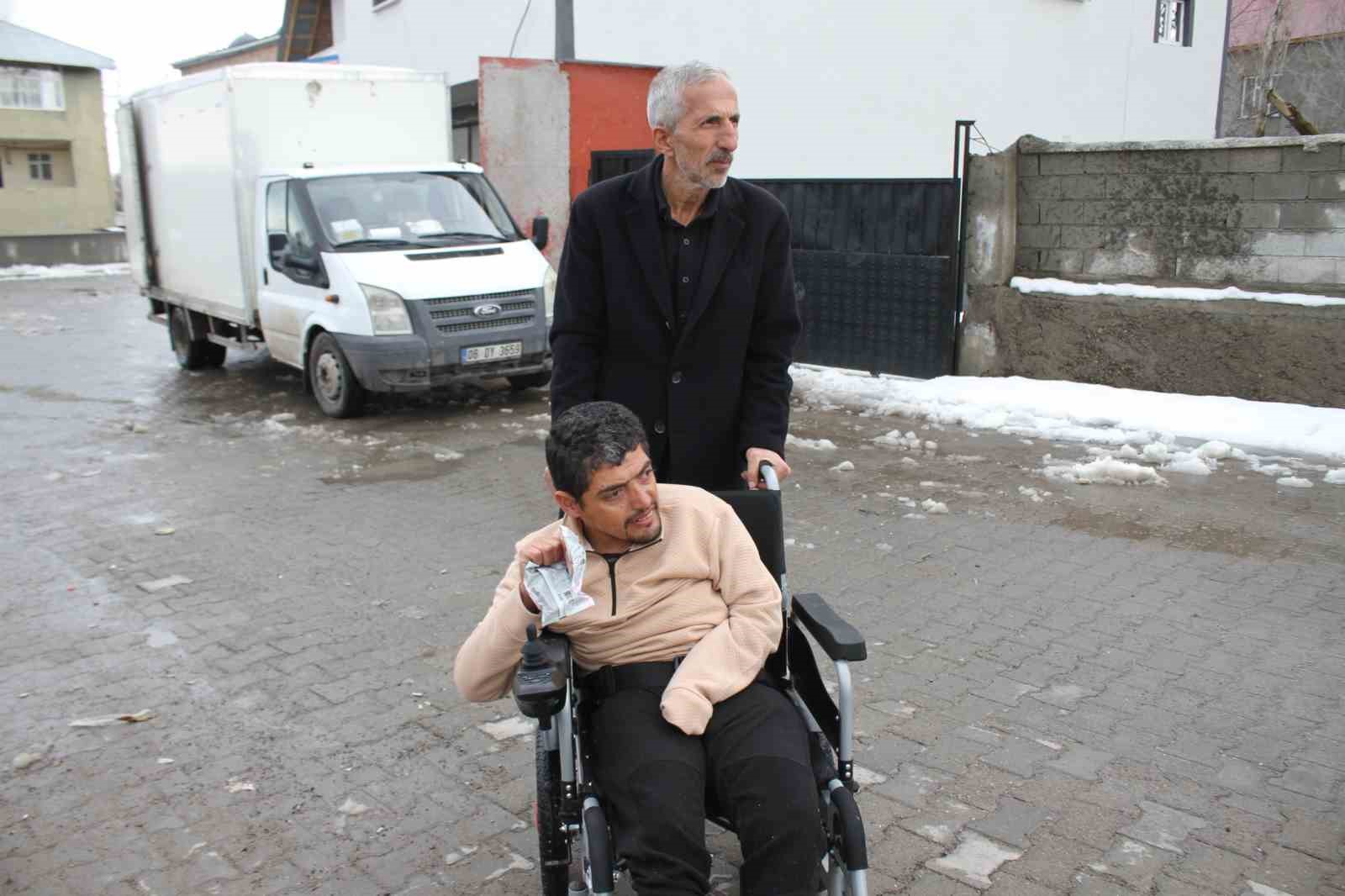 Polis memurunun hediyeleri engelli gencin yüzünü güldürdü
