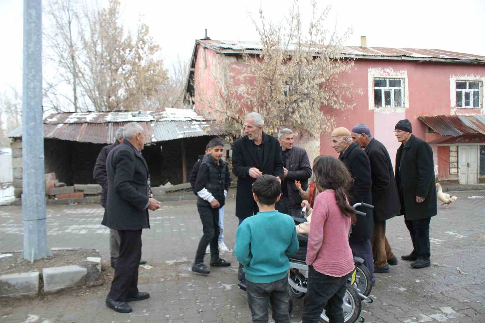Polis memurunun hediyeleri engelli gencin yüzünü güldürdü
