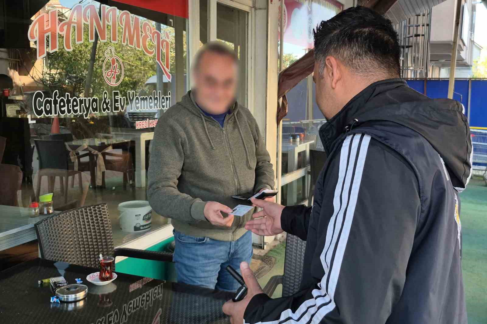 Polis okul önlerinde kuş uçurtmuyor
