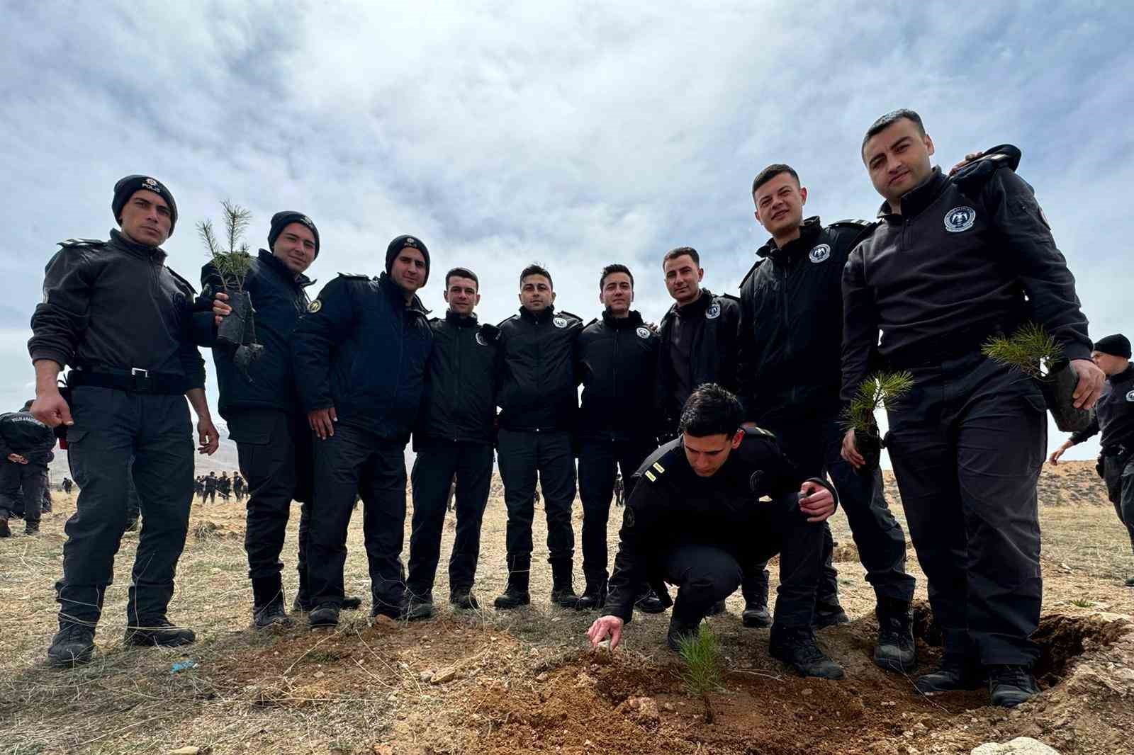 Polis Okulu Yerleşkesinde fidanlar toprakla buluşturuldu
