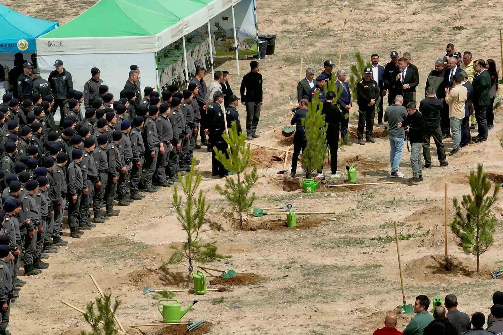 Polis Okulu Yerleşkesinde fidanlar toprakla buluşturuldu
