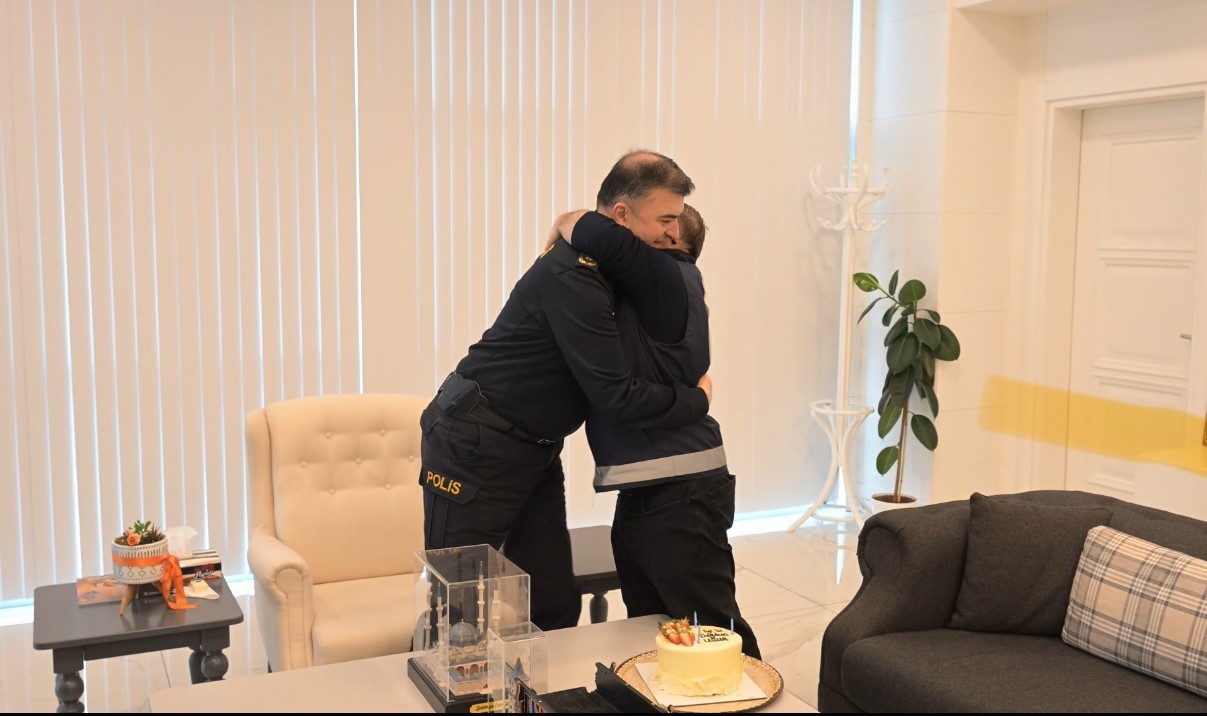 Polis olma hayali kuran gencin özel günü Emniyet’te kutlandı
