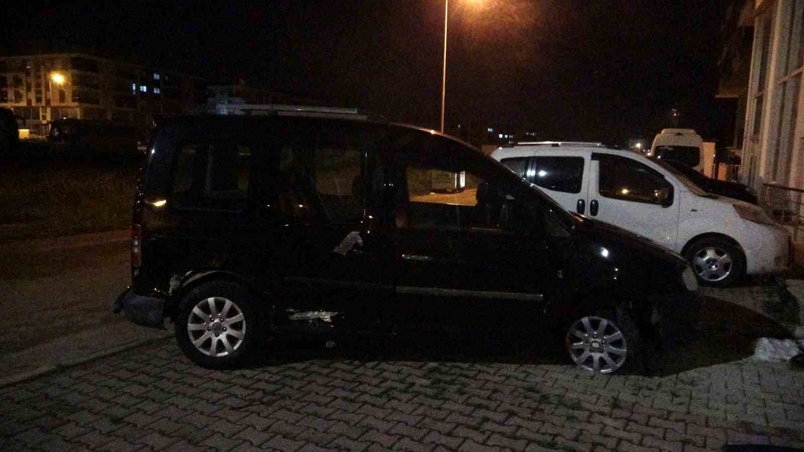 Polis otosuna çarpıp patlamış lastiklerle kaçtı, park halinde bulundu
