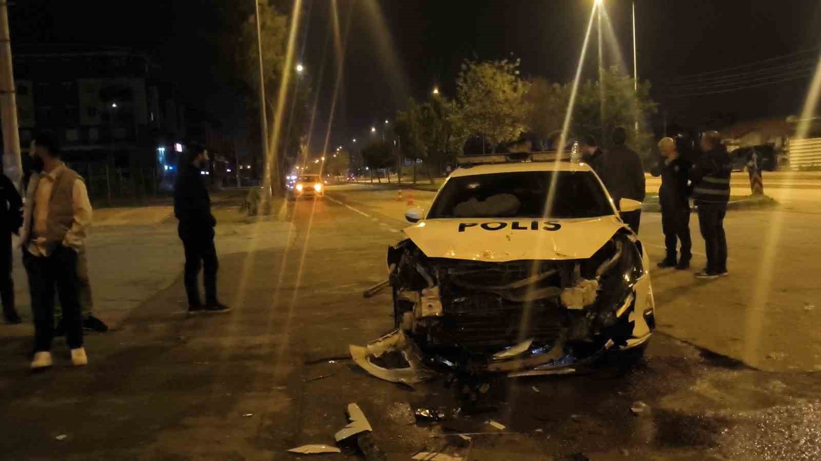 Polis otosuna çarpıp patlamış lastiklerle kaçtı, park halinde bulundu
