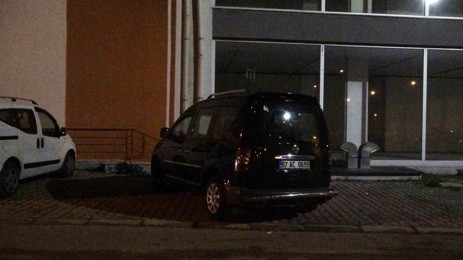 Polis otosuna çarpıp patlamış lastiklerle kaçtı, park halinde bulundu
