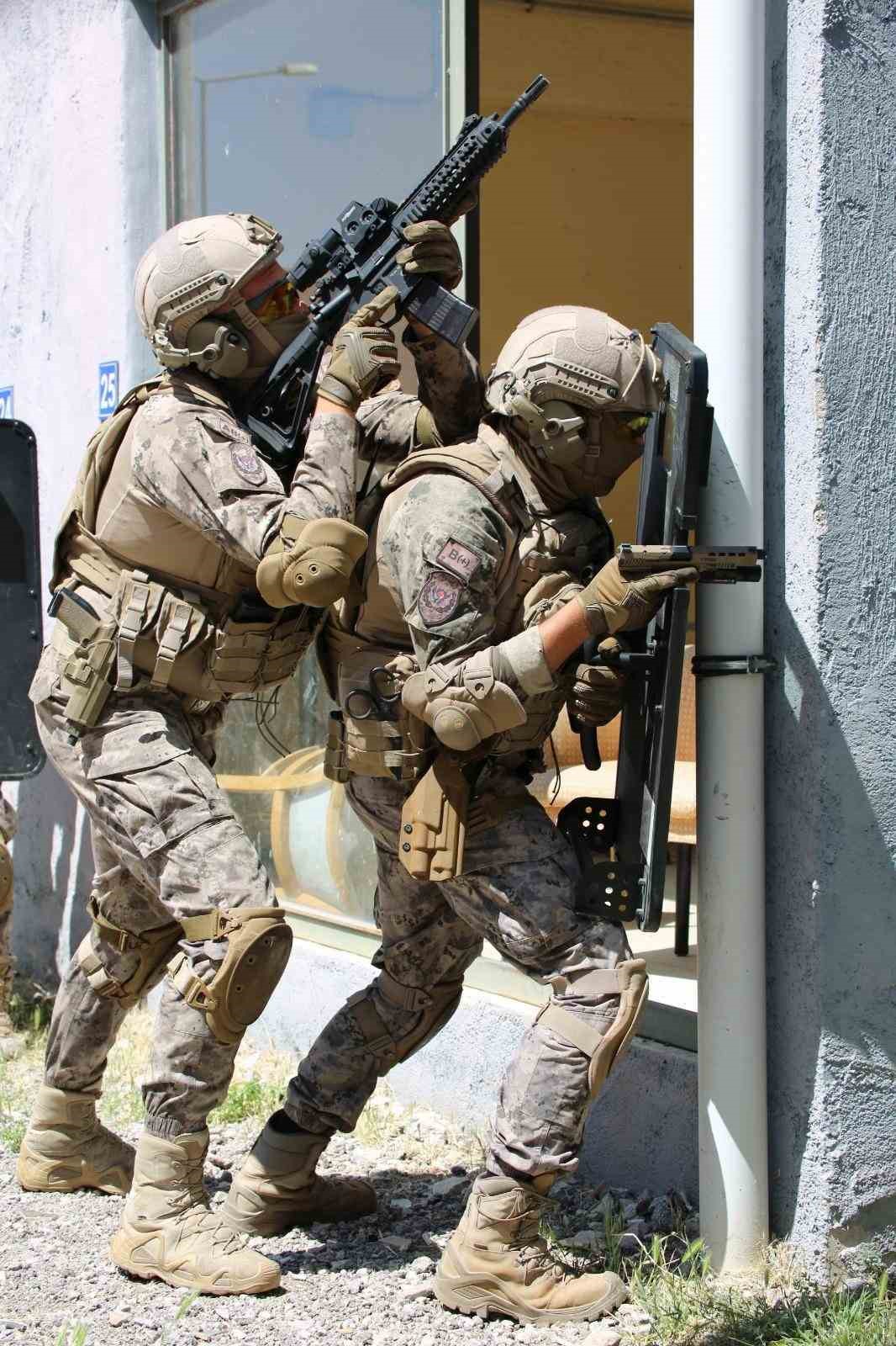 Polis Özel Harekat 43. yılını kutluyor: Köklü geçmiş, güçlü gelecek
Polis Özel Harekat 43. yılını kutluyor: Köklü geçmiş, güçlü gelecek