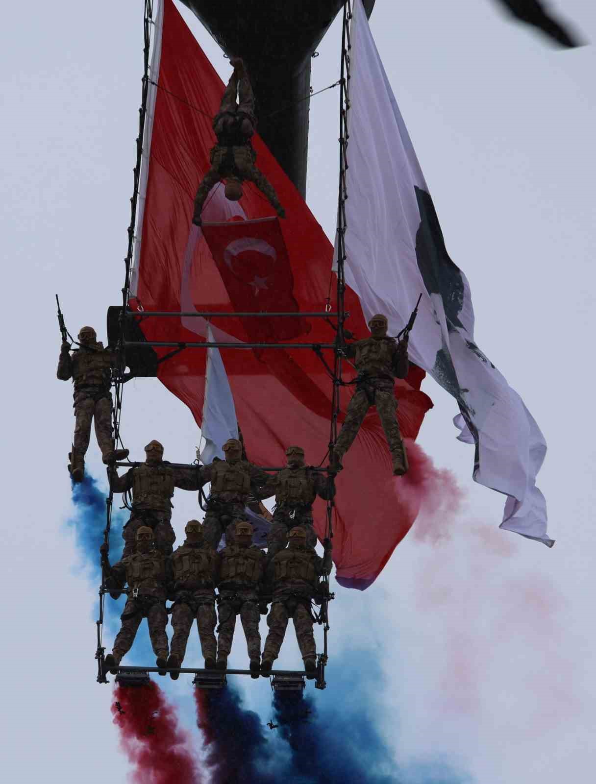 Polis özel harekatın helikopterli gösterisi nefes kesti
