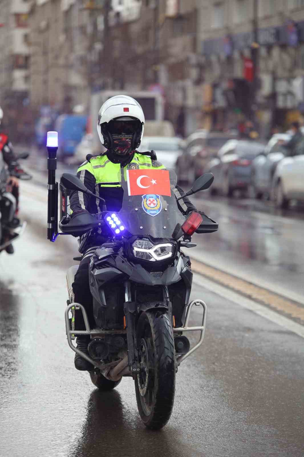 Polis özel harekatın helikopterli gösterisi nefes kesti
