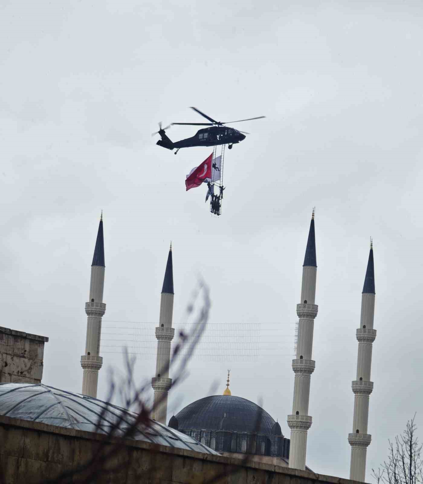 Polis özel harekatın helikopterli gösterisi nefes kesti
