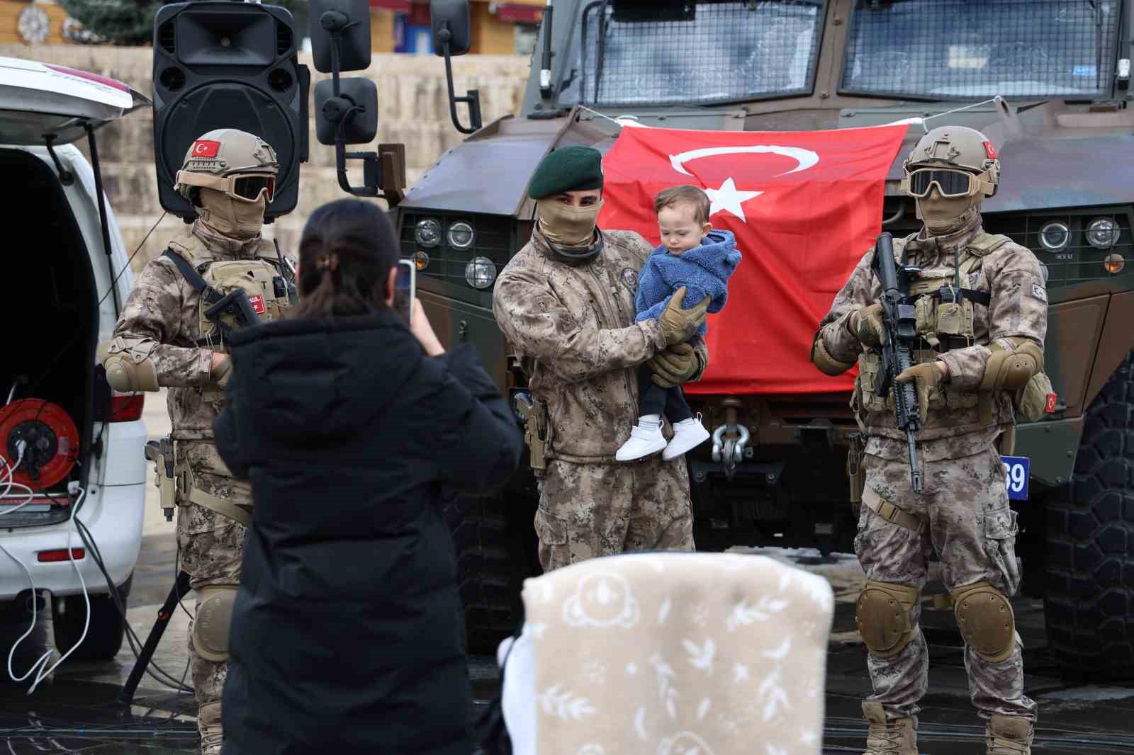 Polis özel harekatın helikopterli gösterisi nefes kesti
