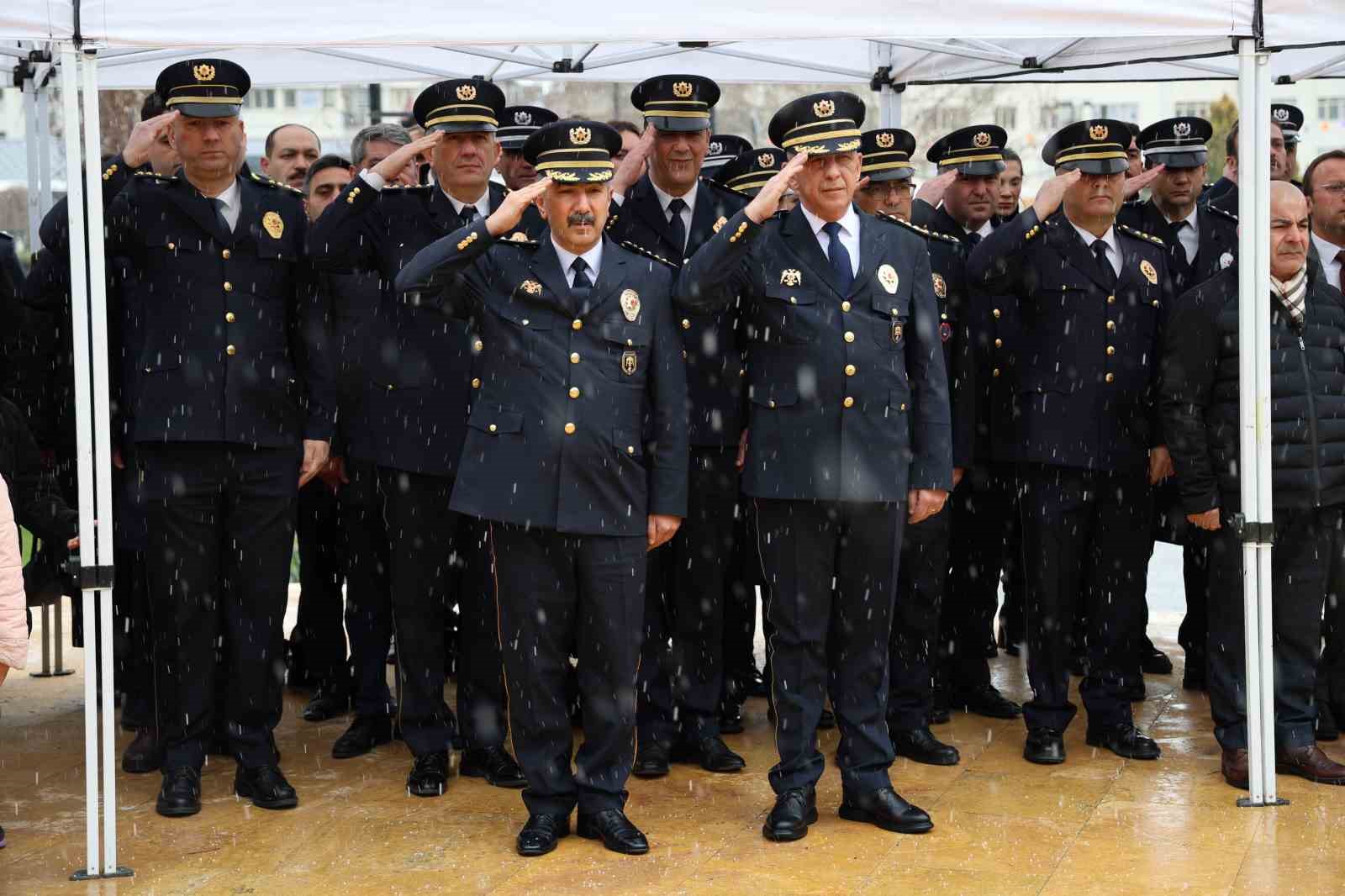 Polis özel harekatın helikopterli gösterisi nefes kesti
