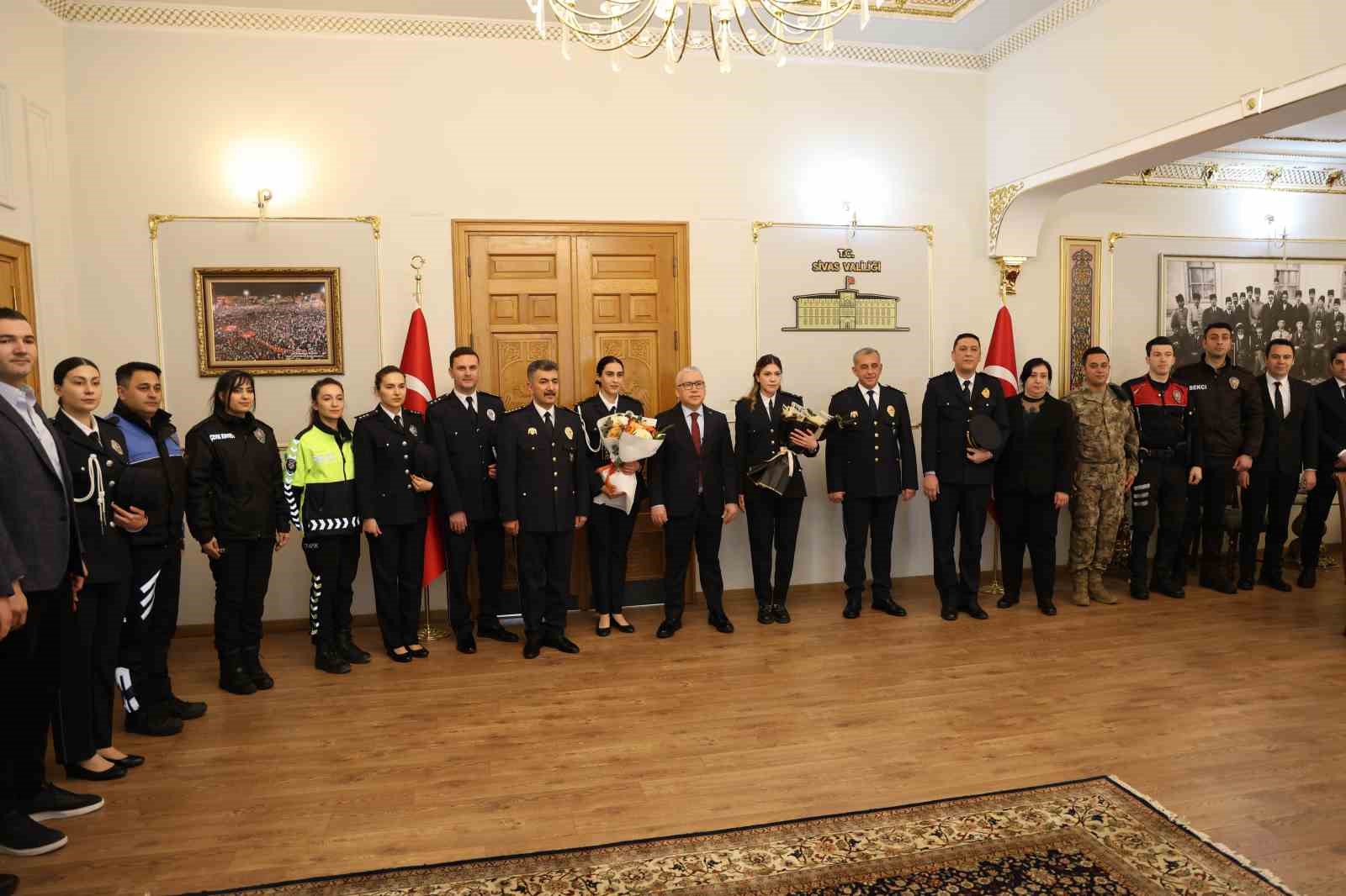 Polis özel harekatın helikopterli gösterisi nefes kesti
