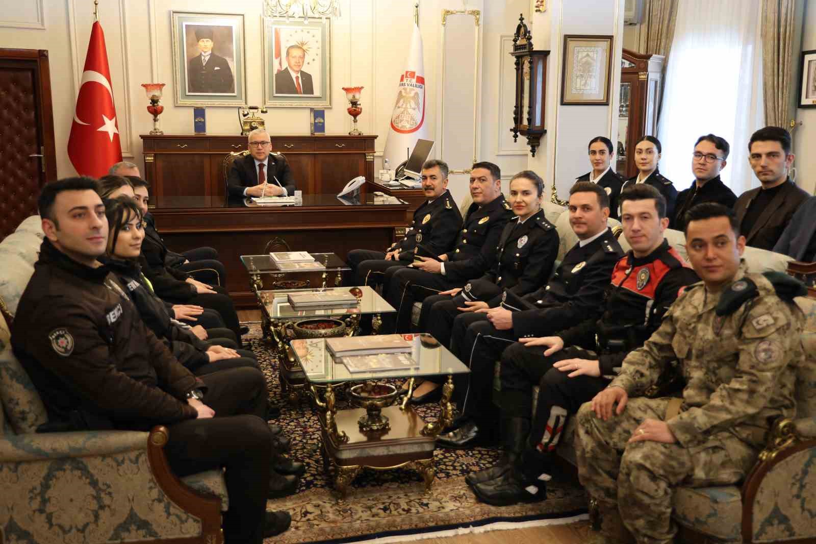 Polis özel harekatın helikopterli gösterisi nefes kesti
