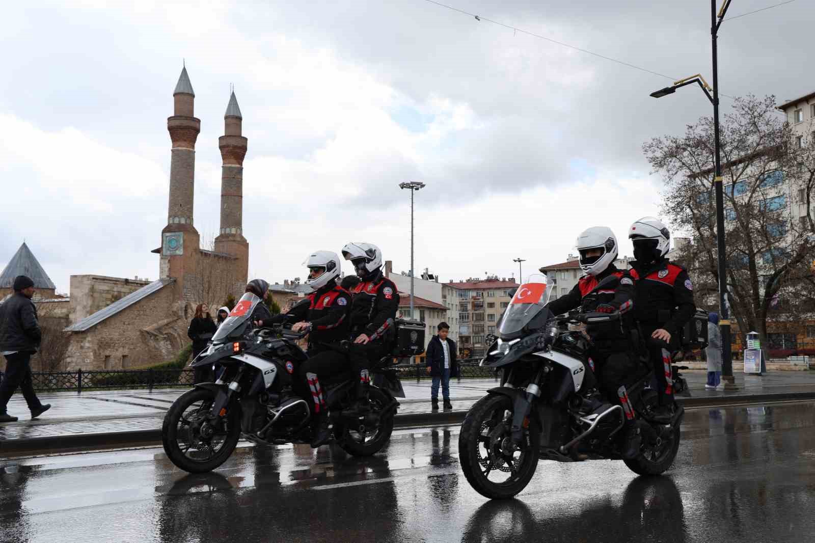 Polis özel harekatın helikopterli gösterisi nefes kesti
