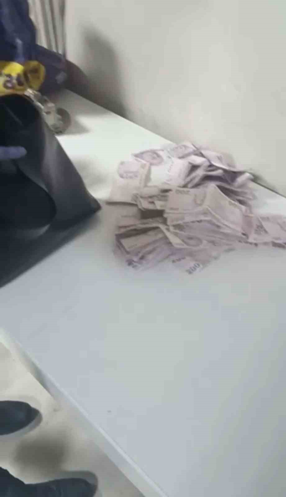 Polis pizzacı kılığına girdi, "Baron abla" lakaplı torbacı kadını yakaladı
